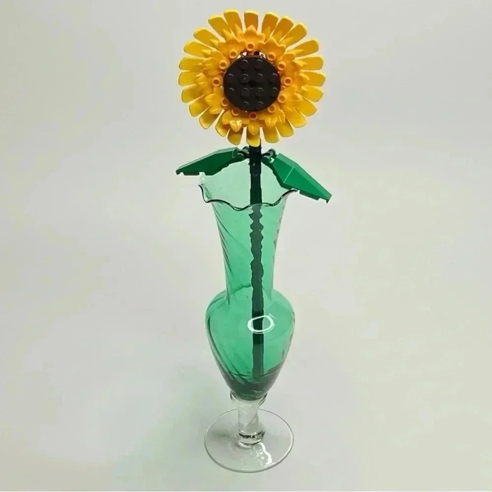 Vintage Art Deco Handblown Glass Green Twisted Scalloped Bud Vase 7.75